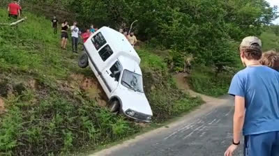 Cómo sacar una furgoneta de una cuneta