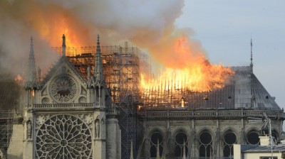 Tráiler oficial en español de “Arde Notre-Damme”